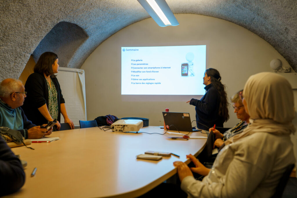 les conseillères France services donne des cours sur l'informatique et le numérique. cours ouverts à tous.